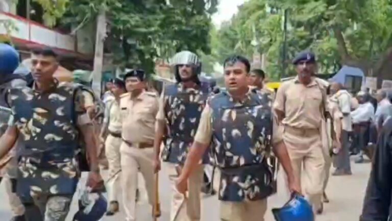 Bihar : सिवान में बिहार बंद के दौरान भारी बवाल, एसपी पुरन कुमार झा घायल, पुलिस ने आंसू गैस के गोले दागे