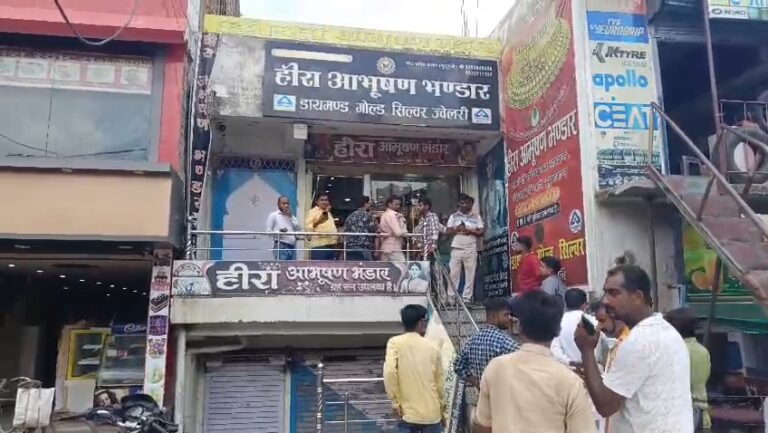 Bihar : बिक्रमगंज में दिनदहाड़े ज्वेलरी शॉप में लूट, हथियार के बल पर 10 लाख के गहने लेकर फरार हुए बदमाश