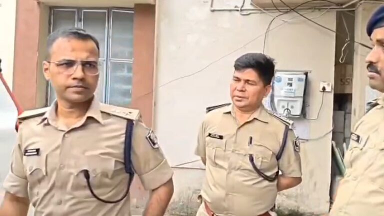 Bihar : होमगार्ड अनुदेशक परीक्षा में मुन्ना भाई गिरफ्तार, चप्पल में छिपाकर लाया था ब्लूटूथ डिवाइस