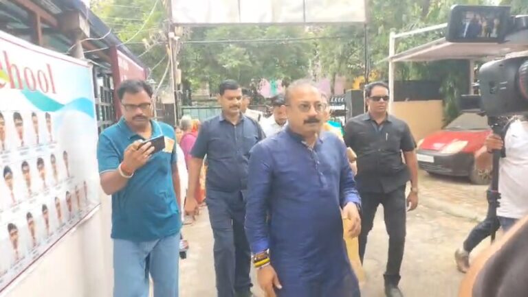 Bihar : बांकीपुर विधानसभा उपचुनाव में मंत्री अशोक चौधरी ने डाला वोट, लोगों से मतदान की अपील