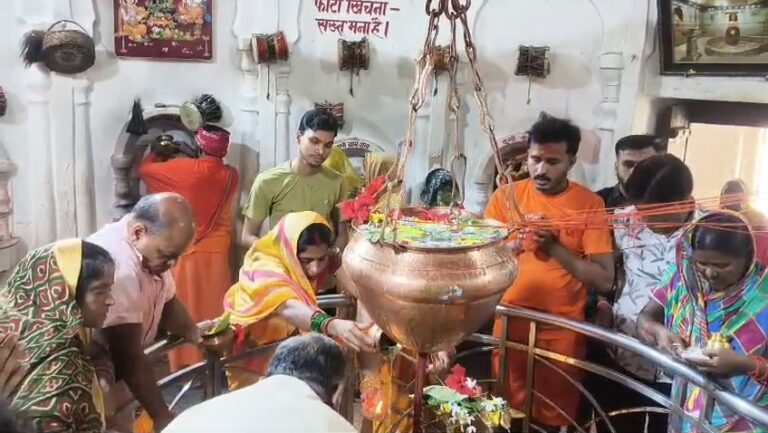 Bihar : नर्मदेश्वर महादेव मंदिर में सावन के पहले दिन उमड़ी श्रद्धालुओं की भीड़, हर-हर महादेव के जयकारों से गूंजा परिसर