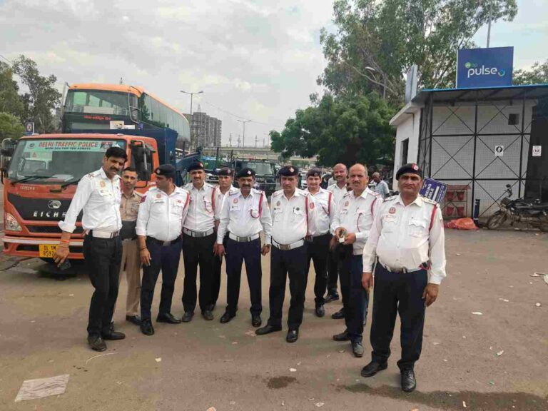 Traffic Police, ISBT Anand Vihar, Delhi Traffic Police, Encroachment Drive, Delhi News