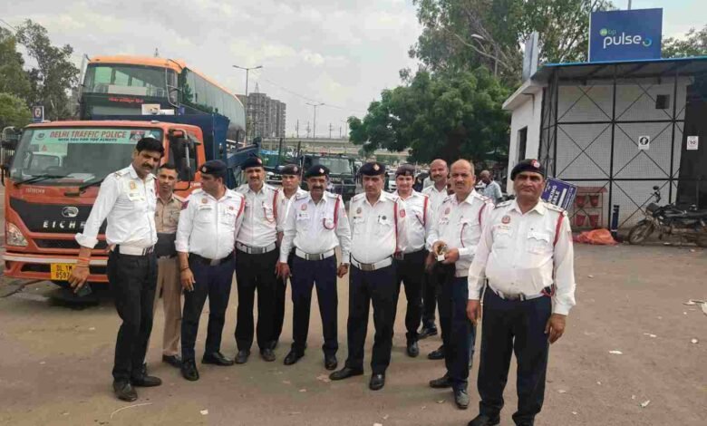 Traffic Police, ISBT Anand Vihar, Delhi Traffic Police, Encroachment Drive, Delhi News