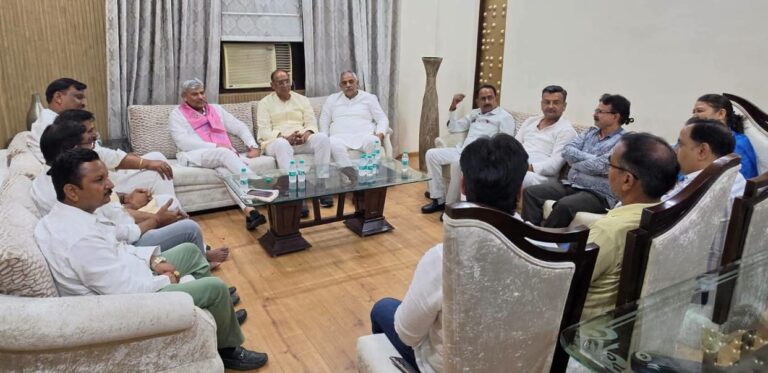 Uttar Pradesh : हापुड़ के प्रभारी मंत्री केपी मलिक ने गोदर्शन धाम की गोशाला का किया भ्रमण, गोमाता का पूजन कर लिया आशीर्वाद