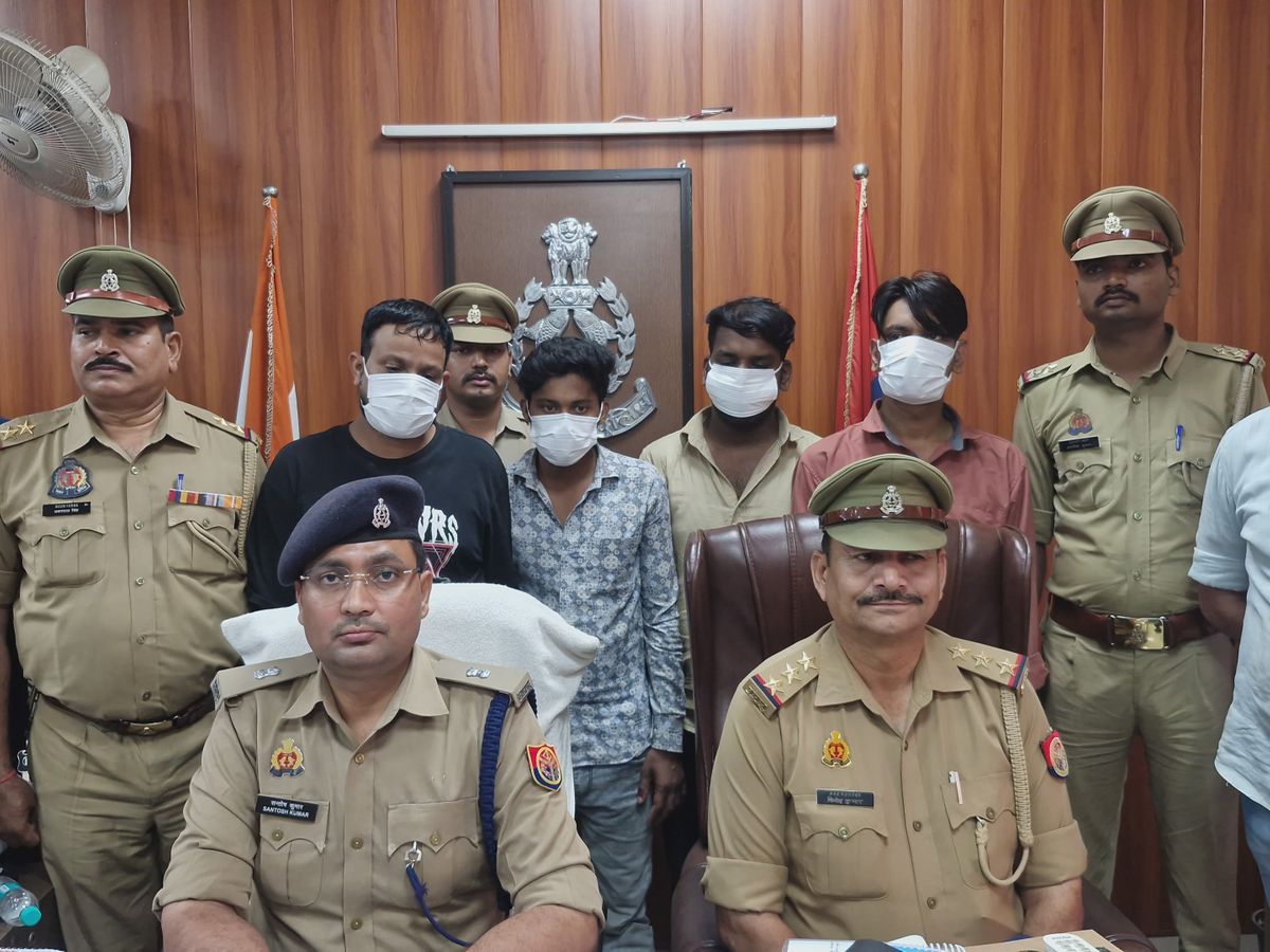Drug Smuggling ग्रेटर नोएडा में 15 लाख की विदेशी ड्रग्स जब्त, छात्रों को सप्लाई करने वाले चार तस्कर गिरफ्तार Drug Smuggling ग्रेटर नोएडा में 15 लाख की विदेशी ड्रग्स जब्त, छात्रों को सप्लाई करने वाले चार तस्कर गिरफ्तार