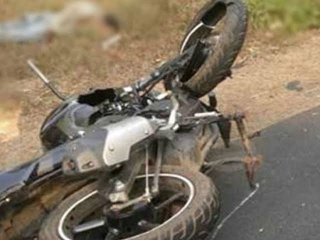 Noida Accident: सेक्टर-96 अंडरपास के पास तेज रफ्तार बाइक डिवाइडर से टकराई, 18 वर्षीय युवक की मौत, दो गंभीर घायल