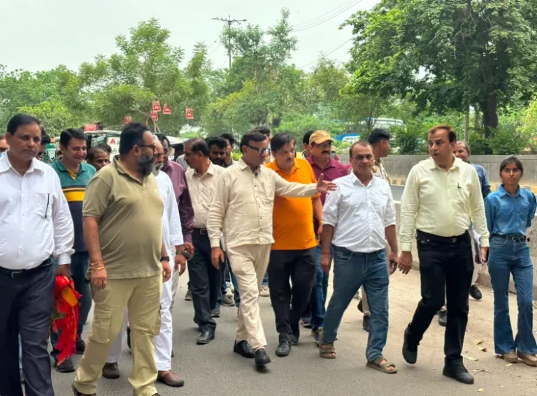 Krishna Nagar: जगतपुरी टाइल मार्केट का विधायक डॉ. अनिल गोयल ने किया निरीक्षण, जलभराव और टूटी सड़कों के जल्द समाधान के दिए निर्देश