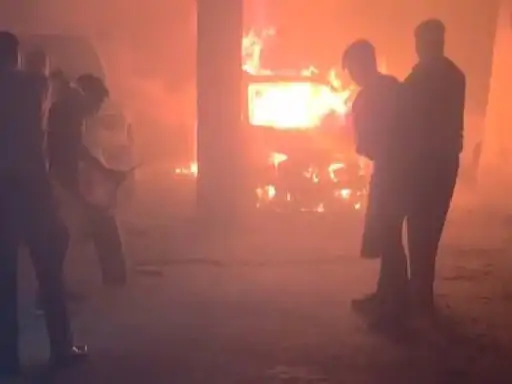 Car Fire: नोएडा की सोसाइटी के बेसमेंट में कार में लगी आग, तीन गाड़ियां जलकर खाक Car Fire: नोएडा की सोसाइटी के बेसमेंट में कार में लगी आग, तीन गाड़ियां जलकर खाक