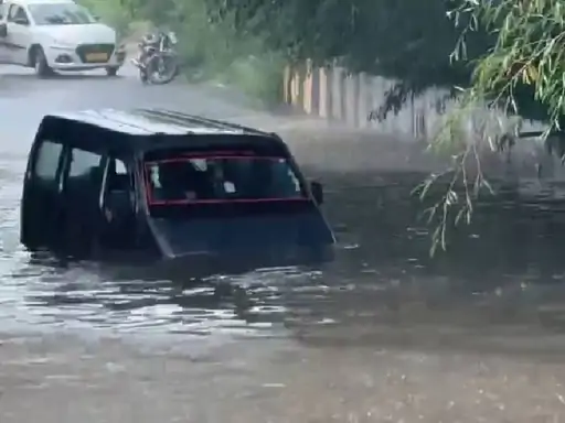 Noida Underpass: बारिश के पानी में फंसी Eco Van, लोगों ने धक्का देकर बाहर निकाला