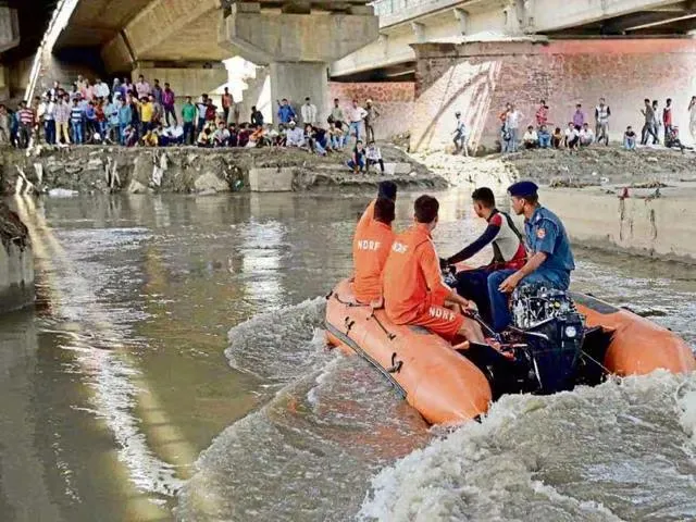Noida News: हिंडन नदी को तैरकर पार करने की कोशिश में युवक डूबा, एनडीआरएफ का सर्च ऑपरेशन जारी