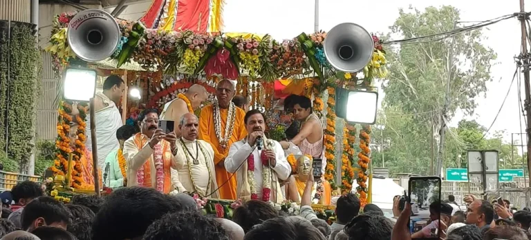 Jagannath Rath Yatra: सेक्टर-18 से इस्कॉन मंदिर तक निकली भगवान जगन्नाथ की भव्य रथयात्रा, हरिनाम संकीर्तन से गूंजा नोएडा