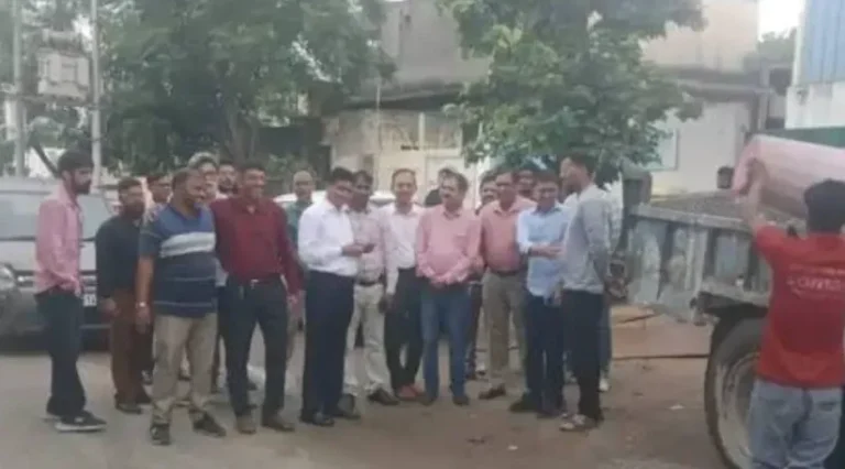Greater Noida News: उद्योग विहार एक्सटेंशन, इकोटेक-2 में शुरू हुआ डोर-टू-डोर गार्बेज कलेक्शन, औद्योगिक क्षेत्र को आदर्श बनाने की तैयारी