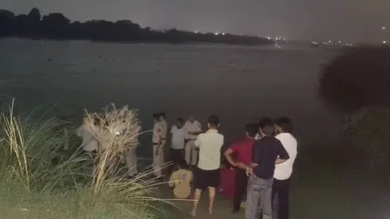 Delhi Yamuna: शराब पीकर यमुना में उतरे चार युवक, तीन की मौत, एक की तलाश जारी