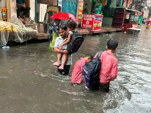 Noida Authority Action: बरौला जलभराव पर JE बर्खास्त, सुपरवाइजर की सेवा खत्म