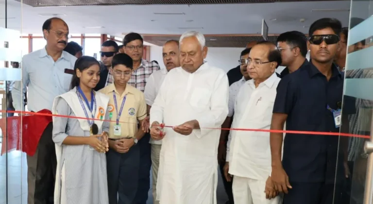 Nitish Kumar: पूर्व मुख्यमंत्री नीतीश कुमार ने बापू टावर में महात्मा गांधी पर आधारित दुर्लभ प्रदर्शनी का किया उद्घाटन