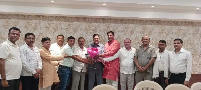 Traders Meeting: नोएडा में व्यापारियों की बड़ी बैठक, ऑनलाइन ट्रेडिंग के खिलाफ एकजुटता और व्यापारी कल्याण दिवस के बहिष्कार का ऐलान