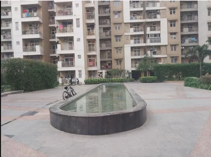 Greater Noida News: महागुन मायवुड्स में गहराया पेयजल संकट, टैंकरों के सहारे हजारों परिवार, प्रदर्शन की चेतावनी