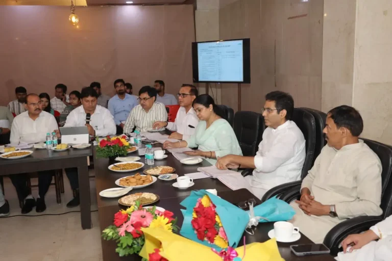 Noida: जलभराव पर सख्त हुए CEO, 15 जुलाई तक नाले साफ नहीं हुए तो होगी कार्रवाई