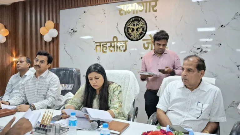Noida News: डीएम मेधा रूपम ने जेवर तहसील में जीर्णोद्धार सभागार का उद्घाटन किया, समाधान दिवस में 164 शिकायतें पहुंचीं
