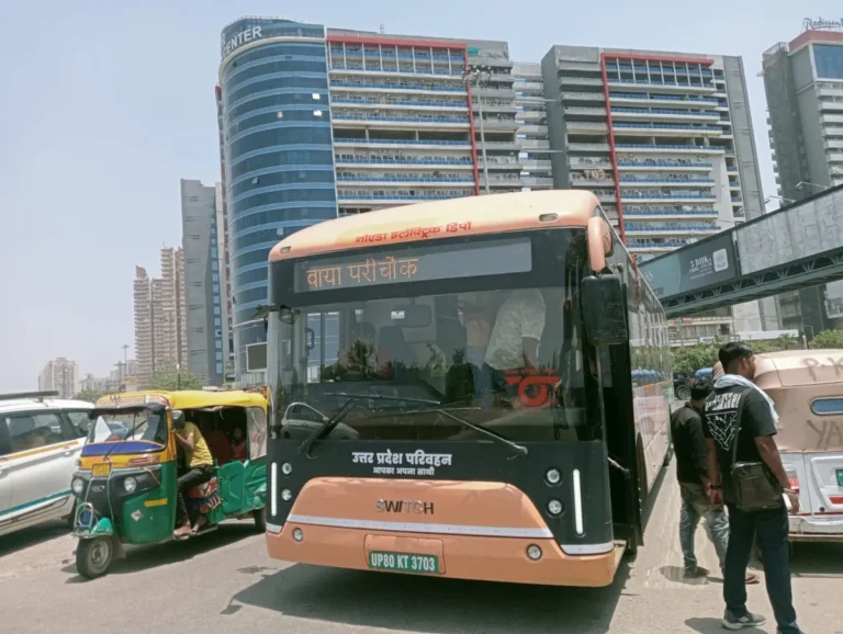 Noida City Bus: आधे रास्ते से बस लौटाने वाले चालकों पर होगी कार्रवाई, निगरानी बढ़ी