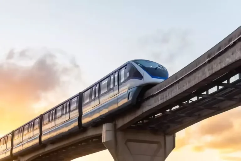 Noida Metro: पीपीपी मॉडल पर बनेंगे नए मेट्रो स्टेशन, निजी कंपनियों के सहयोग से मिलेगा विस्तार
