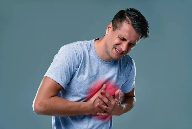 Heart Attack Risk: तोंद निकली है तो बढ़ सकता है हार्ट अटैक का खतरा, सिर्फ वजन नहीं कमर भी नापें