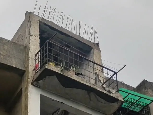 Greater Noida News: ग्रेटर नोएडा के जनता फ्लैट्स जर्जर, 400 परिवारों पर मंडरा रहा बड़ा खतरा