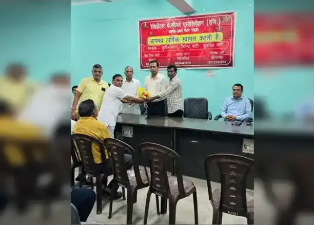 Greater Noida News: सेक्टरों की समस्याएं सुनने घर-घर पहुंची प्राधिकरण की टीम, अल्फा-1 से अभियान की शुरुआत