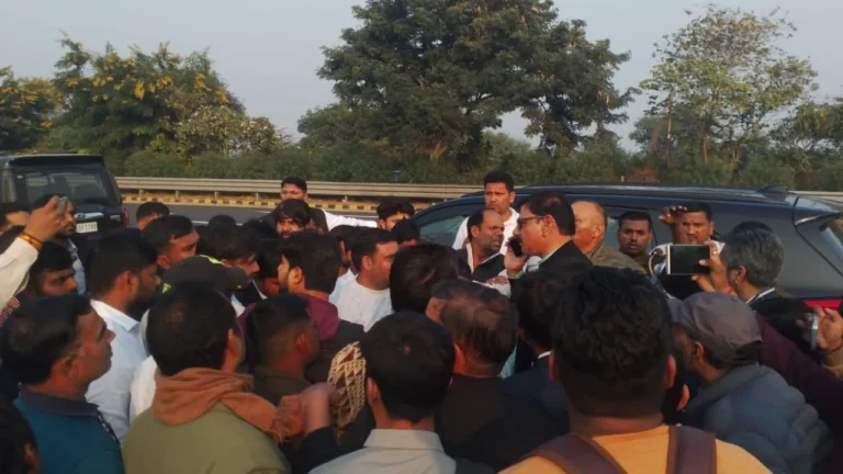 Noida Airport Jobs: एयरपोर्ट पर स्थाई नौकरी की मांग को लेकर जेवर तहसील पर युवाओं का प्रदर्शन