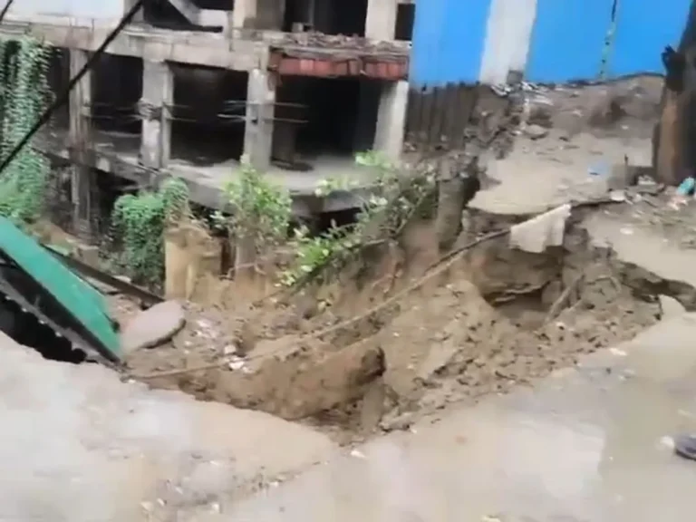 Greater Noida Rain: लगातार बारिश से निर्माणाधीन लंदन मार्ट की दीवार गिरी, सड़क का हिस्सा धंसा, बड़ा हादसा टला