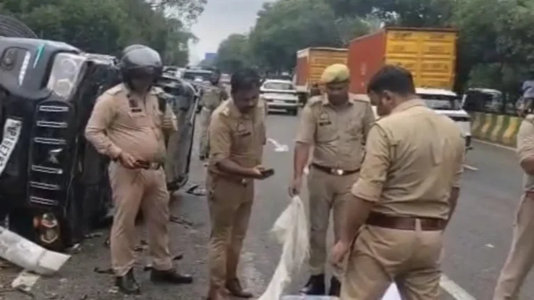 Noida: तेज रफ्तार स्कॉर्पियो ने सब्जी से भरे लोडर और बाइक को मारी टक्कर, दो की मौत, चार घायल