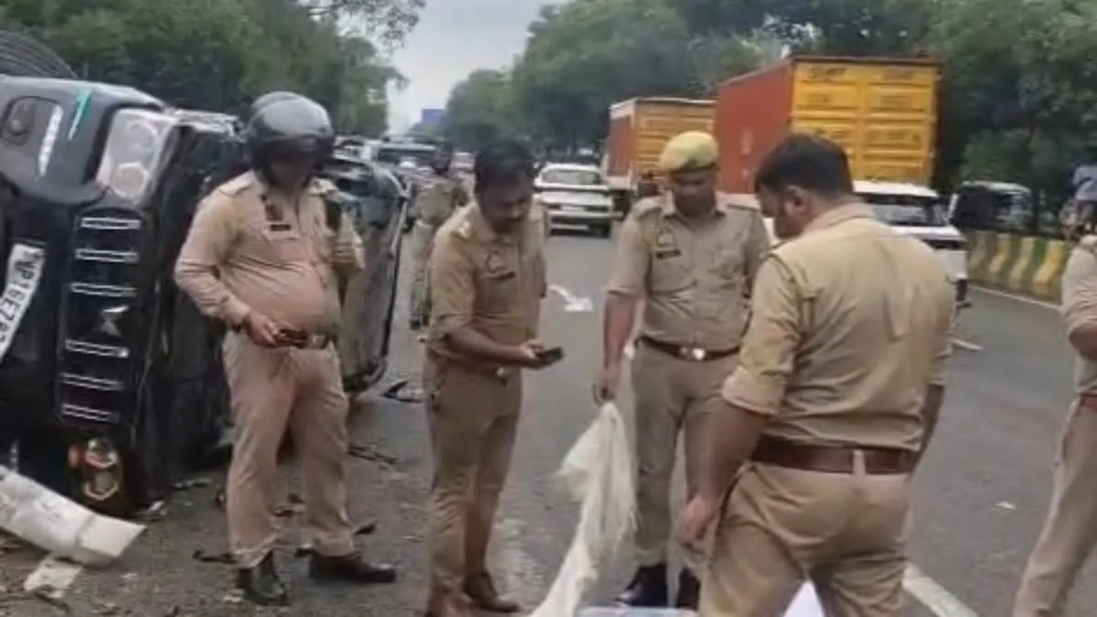 Noida: तेज रफ्तार स्कॉर्पियो ने सब्जी से भरे लोडर और बाइक को मारी टक्कर, दो की मौत, चार घायल Noida: तेज रफ्तार स्कॉर्पियो ने सब्जी से भरे लोडर और बाइक को मारी टक्कर, दो की मौत, चार घायल