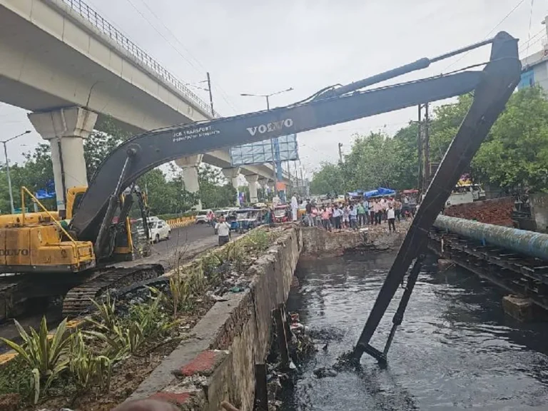 Noida Rain Update: 20 घंटे की बारिश के बाद एक्शन में प्राधिकरण, 104 नालों की सफाई और अंडरपास से निकाला गया पानी