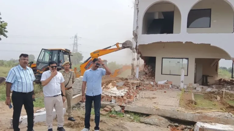 YEIDA: यमुना प्राधिकरण का बड़ा एक्शन, ग्राम चपरगढ़ में 250 करोड़ रुपये की सरकारी जमीन से हटाया अवैध कब्जा