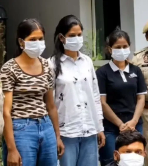 Friendship Club Gang Loot: ऑनलाइन फ्रेंडशिप क्लब की आड़ में लूट करने वाले गिरोह का भंडाफोड़, तीन युवतियों समेत पांच गिरफ्तार