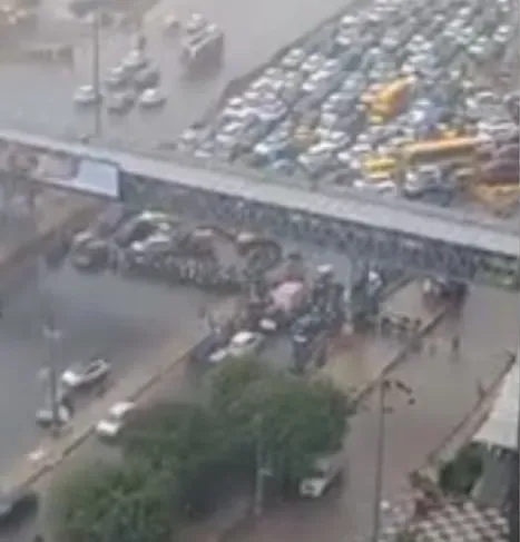 Rain Traffic Jam: ग्रेटर नोएडा वेस्ट में बारिश से बचने के लिए ओवरब्रिज के नीचे रुके बाइक सवार, गौर सिटी गोलचक्कर पर लगा लंबा जाम