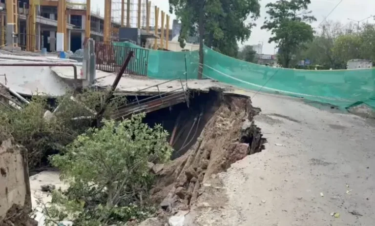 Noida Rain: नोएडा में बारिश का कहर, 30 फीट तक धंसी सड़क, डी-मार्ट निर्माण स्थल के पास मचा हड़कंप