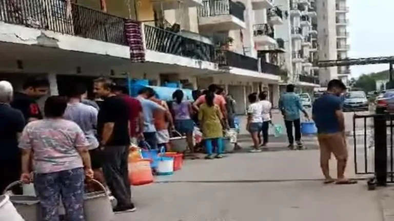 Greater Noida Water Crisis: पांच हजार परिवार पानी की किल्लत से परेशान, सोसाइटी में टैंकरों से हो रही आपूर्ति