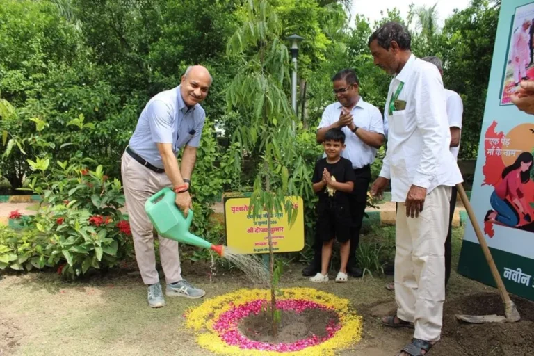 Environment News: ‘एक पेड़ माँ के नाम 3.0’ अभियान में नोएडा ने बढ़ाया हरियाली का कदम, अधिकारियों और नागरिकों ने लगाए हजारों पौधे