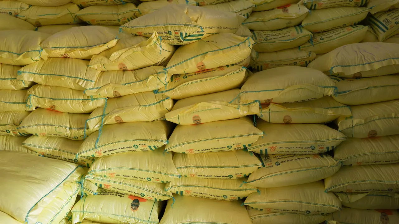 National Urea Investment Policy 2026: यूरिया में आत्मनिर्भर भारत की ओर बड़ा कदम, राष्ट्रीय यूरिया निवेश नीति-2026 को केंद्रीय कैबिनेट की मंजूरी National Urea Investment Policy 2026: यूरिया में आत्मनिर्भर भारत की ओर बड़ा कदम, राष्ट्रीय यूरिया निवेश नीति-2026 को केंद्रीय कैबिनेट की मंजूरी