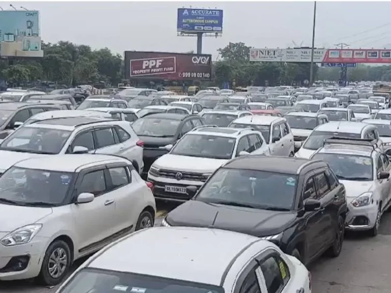 Noida Traffic: संसद भवन मार्च के चलते नोएडा-दिल्ली बॉर्डर पर भीषण जाम, DND और चिल्ला बॉर्डर पर लंबी कतारें