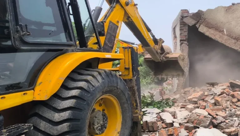 YEIDA News: यमुना प्राधिकरण का बड़ा अभियान, अवैध कॉलोनियों पर चला बुलडोजर; 450 करोड़ रुपये की भूमि कराई मुक्त
