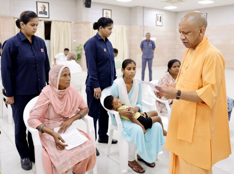 UP Janata Darshan: अपराधियों के लिए यूपी में कोई जगह नहीं, शिकायतों पर सख्त कार्रवाई के निर्देश