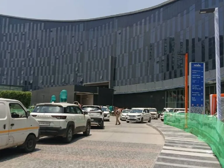 Noida Authority: शहर में कूड़ा मिला तो सीनियर मैनेजर होंगे जिम्मेदार, सीईओ के सख्त निर्देश