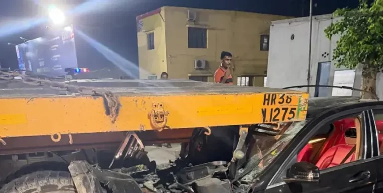 Greater Noida Accident: तेज रफ्तार मर्सिडीज ट्रक में जा घुसी, हादसे में चालक घायल