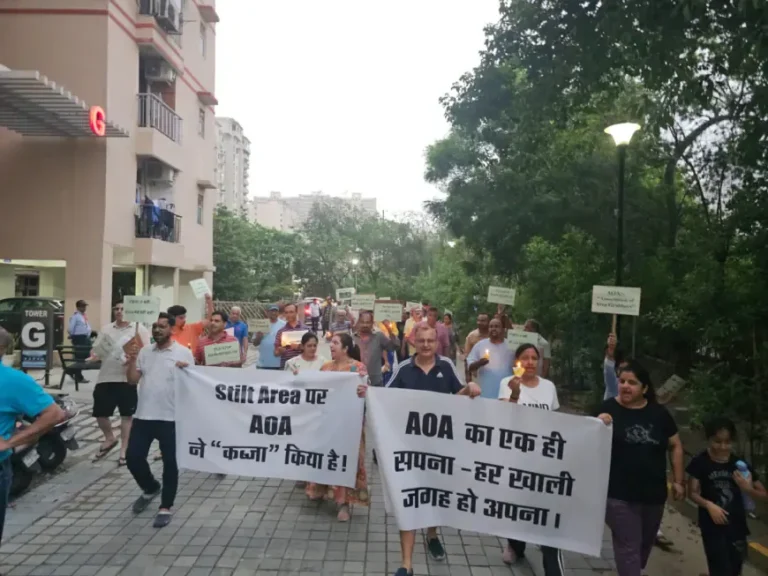 Noida News: आम्रपाली प्रिंसली एस्टेट में अवैध अतिक्रमण के विरोध में निकला कैंडल मार्च, कॉमन एरिया खाली कराने की उठी मांग