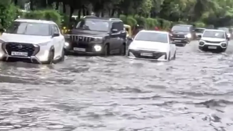 Noida Rain: पहली ही बारिश में डूबा नोएडा, जलभराव से सड़कों पर थमी रफ्तार, प्राधिकरण के दावों पर उठे सवाल
