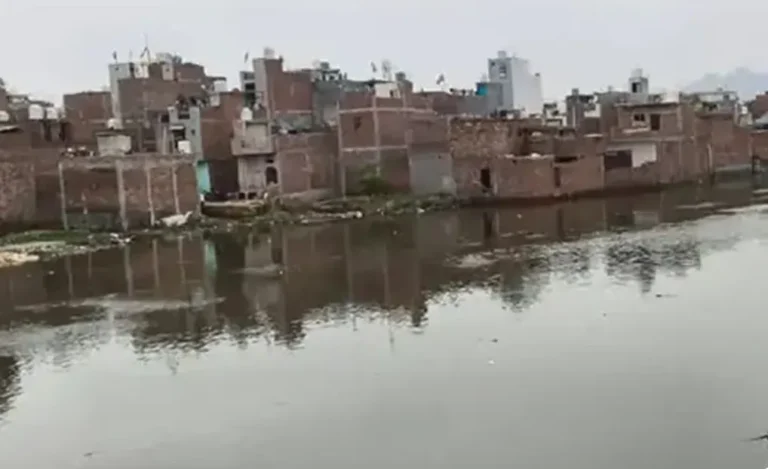 Noida Flood: हिंडन किनारे चोटपुर कॉलोनी पर मंडराया बाढ़ का खतरा, घरों तक पहुंचा पानी, 60 हजार मकानों पर संकट
