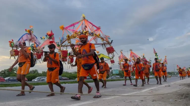 Kanwar Yatra 2026: नोएडा के कांवड़ मार्गों पर गड्ढे और कंकड़ बने चुनौती, शिवभक्तों की सुरक्षा पर उठे सवाल
