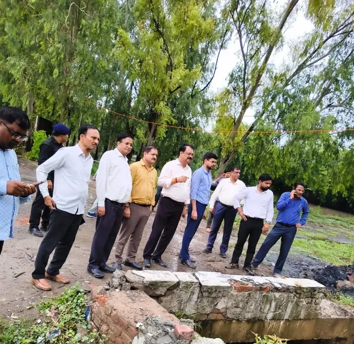 Greater Noida Rain: बारिश के बीच जलभराव से निपटने के लिए फील्ड में डटे रहे प्राधिकरण के अधिकारी और कर्मचारी